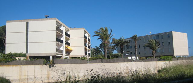 Imagen de los apartamentos PINE BEACH de Gavà Mar desde la Riera dels Canyars (17 de Mayo de 2009)